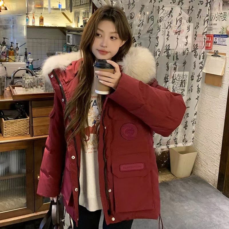 Дамско пухено парке с качулка и неразмъкваща се яка от козина енот - 201–300 g пух, 85–90% съдържание на пух, средна дължина 65–80 cm, водоустойчив полиестер