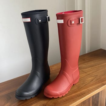 Női esőcsizma PVC felsőrész, magas szár, alacsony sarka 1–3 cm, egyszínű, városi elegáns viselet