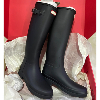 Női esőcsizma PVC felsőrész, magas szár, alacsony sarka 1–3 cm, egyszínű, városi elegáns viselet