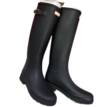 Női esőcsizma PVC felsőrész, magas szár, alacsony sarka 1–3 cm, egyszínű, városi elegáns viselet