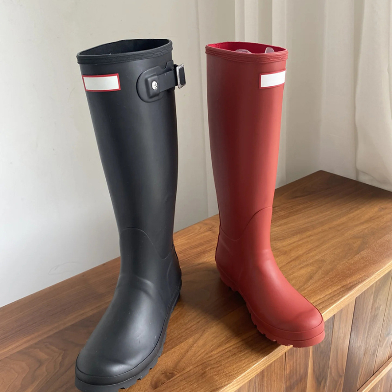 Női esőcsizma PVC felsőrész, magas szár, alacsony sarka 1–3 cm, egyszínű, városi elegáns viselet