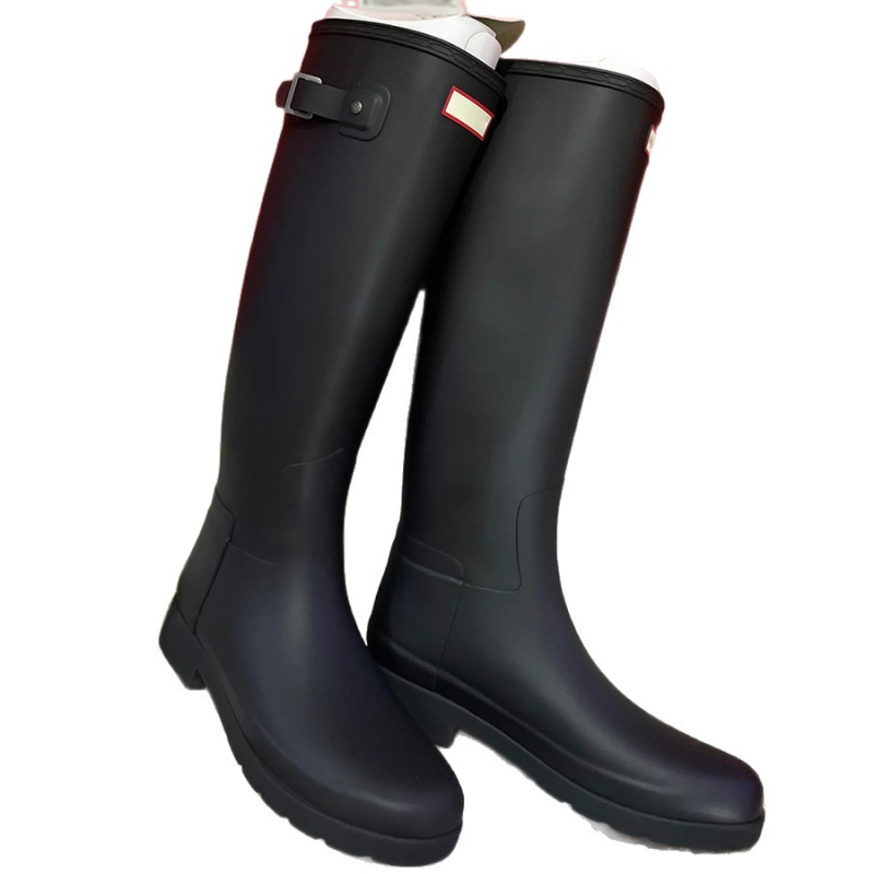 Női esőcsizma PVC felsőrész, magas szár, alacsony sarka 1–3 cm, egyszínű, városi elegáns viselet