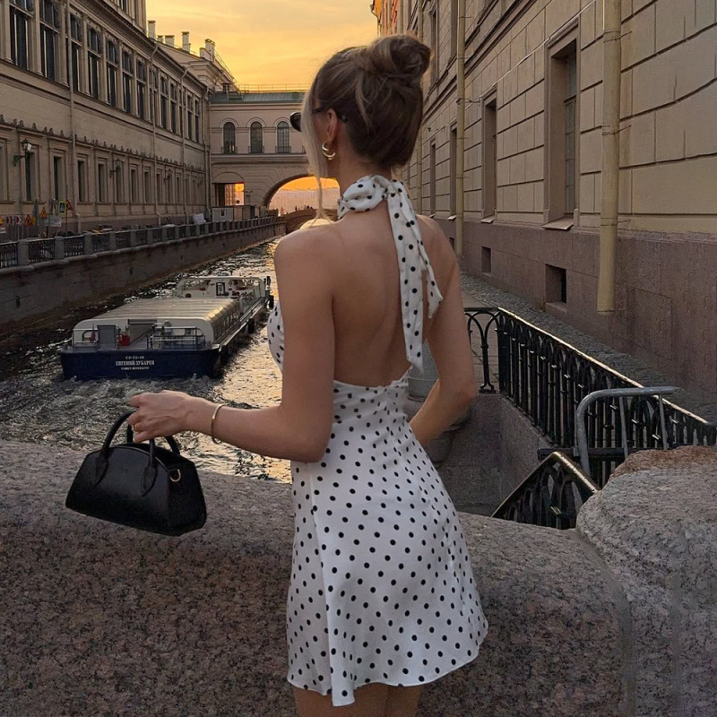 Rochie din satin cu model cu puncte în valuri, decolteu rotund, fără mâneci, talie înaltă