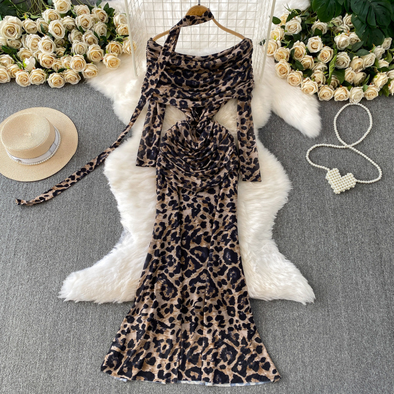Haljina s dugim rukavima, plisirana silueta, ovratnik od lotosovog lišća, duga suknja