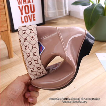 Női középmagas esőcsizma, vízálló, csúszásmentes és kopásálló talppal, PVC felsőrész, alacsony sarka 1-3 cm, munkahelyre, konyhába és autómosáshoz alkalmas