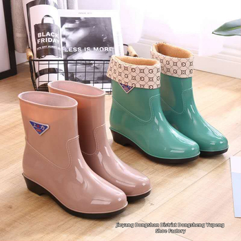 Női középmagas esőcsizma, vízálló, csúszásmentes és kopásálló talppal, PVC felsőrész, alacsony sarka 1-3 cm, munkahelyre, konyhába és autómosáshoz alkalmas