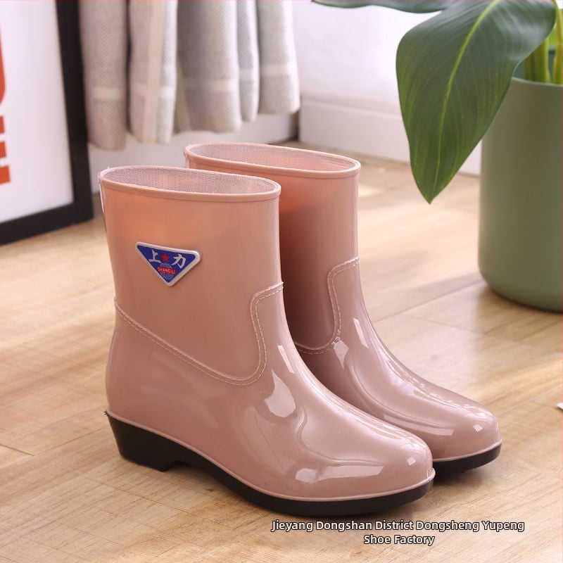 Női középmagas esőcsizma, vízálló, csúszásmentes és kopásálló talppal, PVC felsőrész, alacsony sarka 1-3 cm, munkahelyre, konyhába és autómosáshoz alkalmas