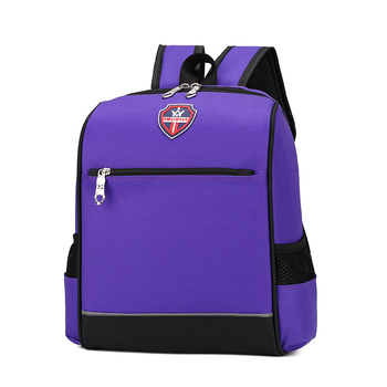 Σχολικό σακίδιο πλάτης με λογότυπο για μαθητές Α′–Β′, Oxford ύφασμα, αδιάβροχο, ανθεκτικό, ιμάντες ώμου με αερόσφυξη, σχέδιο σε χρωματικά μπλοκ.