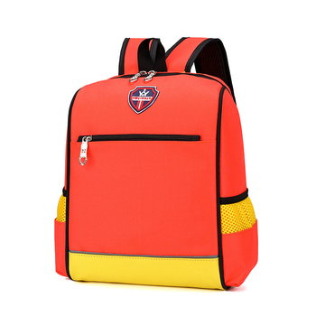 Σχολικό σακίδιο πλάτης με λογότυπο για μαθητές Α′–Β′, Oxford ύφασμα, αδιάβροχο, ανθεκτικό, ιμάντες ώμου με αερόσφυξη, σχέδιο σε χρωματικά μπλοκ.