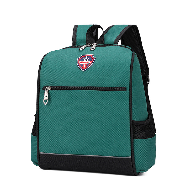 Σχολικό σακίδιο πλάτης με λογότυπο για μαθητές Α′–Β′, Oxford ύφασμα, αδιάβροχο, ανθεκτικό, ιμάντες ώμου με αερόσφυξη, σχέδιο σε χρωματικά μπλοκ.
