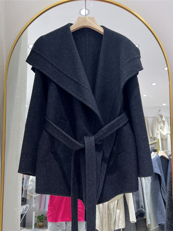 Női gyapjúkabát juhgyapjublól, középhosszú, hosszú ujjak, kötős záródás, egyszínű minta