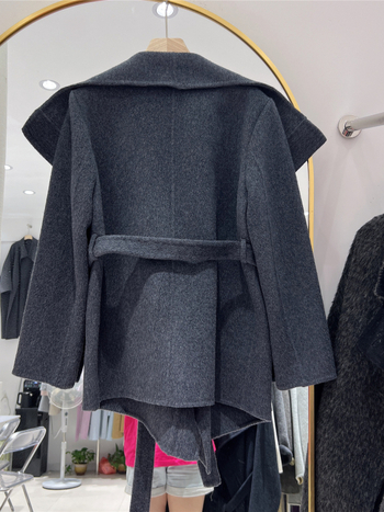 Női gyapjúkabát juhgyapjublól, középhosszú, hosszú ujjak, kötős záródás, egyszínű minta