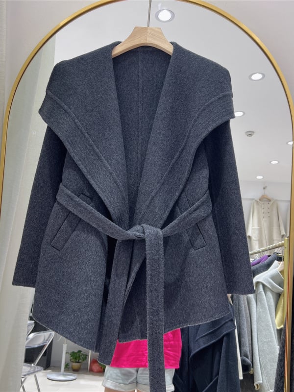 Női gyapjúkabát juhgyapjublól, középhosszú, hosszú ujjak, kötős záródás, egyszínű minta