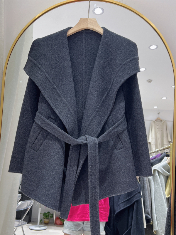 Női gyapjúkabát juhgyapjublól, középhosszú, hosszú ujjak, kötős záródás, egyszínű minta