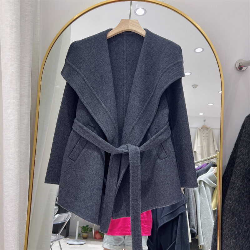 Női gyapjúkabát juhgyapjublól, középhosszú, hosszú ujjak, kötős záródás, egyszínű minta