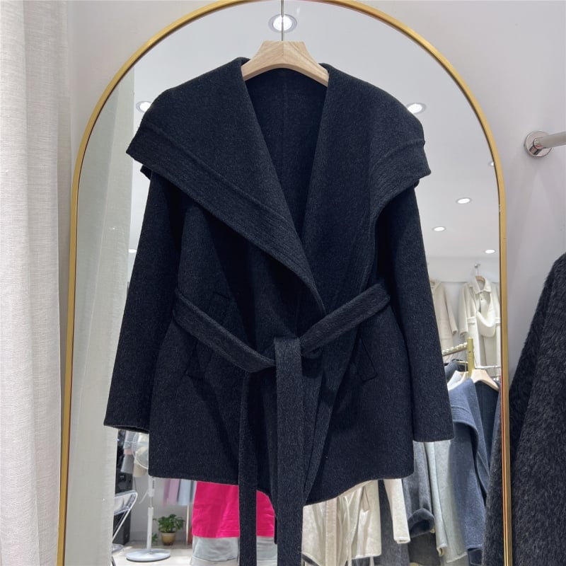 Női gyapjúkabát juhgyapjublól, középhosszú, hosszú ujjak, kötős záródás, egyszínű minta