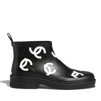 Női esőcsizmák PVC felső résszel, alacsony szár, 3–5 cm sarka, színekhez illesztett mintázat, egész éves viselés