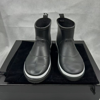 Női esőcsizmák PVC felső résszel, alacsony szár, 3–5 cm sarka, színekhez illesztett mintázat, egész éves viselés