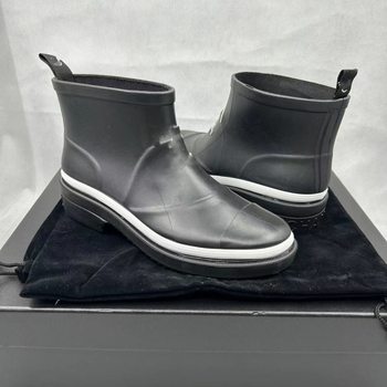 Női esőcsizmák PVC felső résszel, alacsony szár, 3–5 cm sarka, színekhez illesztett mintázat, egész éves viselés