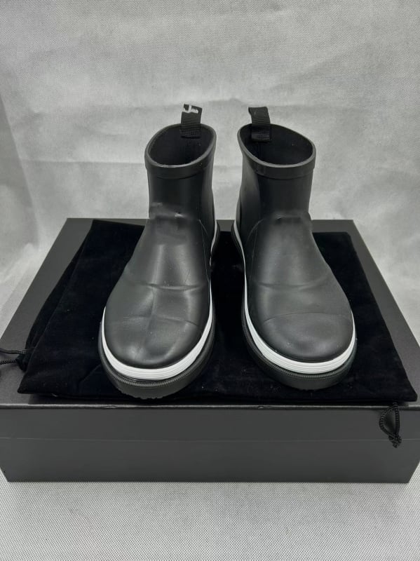 Női esőcsizmák PVC felső résszel, alacsony szár, 3–5 cm sarka, színekhez illesztett mintázat, egész éves viselés