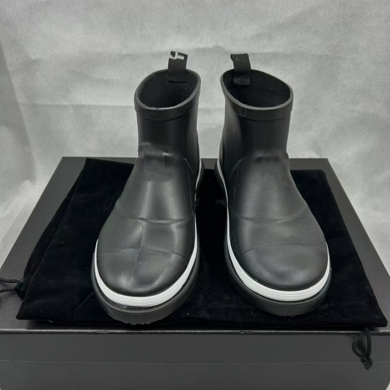 Női esőcsizmák PVC felső résszel, alacsony szár, 3–5 cm sarka, színekhez illesztett mintázat, egész éves viselés