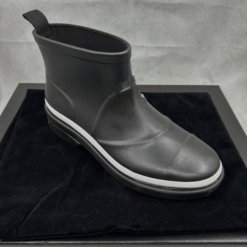 Női esőcsizmák PVC felső résszel, alacsony szár, 3–5 cm sarka, színekhez illesztett mintázat, egész éves viselés