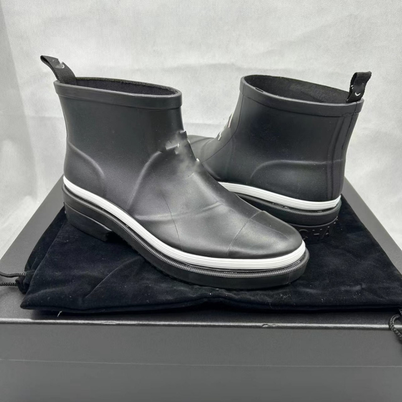 Női esőcsizmák PVC felső résszel, alacsony szár, 3–5 cm sarka, színekhez illesztett mintázat, egész éves viselés