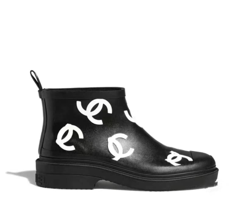 Női esőcsizmák PVC felső résszel, alacsony szár, 3–5 cm sarka, színekhez illesztett mintázat, egész éves viselés