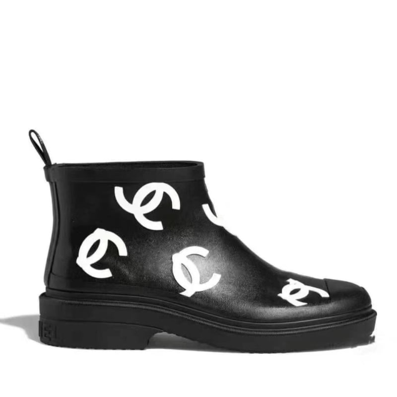 Női esőcsizmák PVC felső résszel, alacsony szár, 3–5 cm sarka, színekhez illesztett mintázat, egész éves viselés