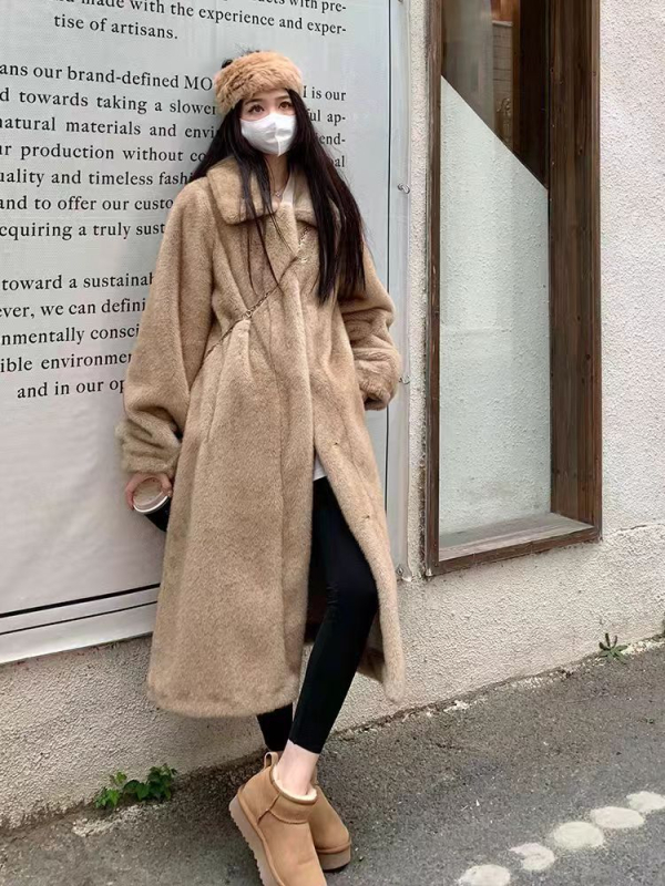 Ženski dugi kaput od umjetnog krzna sa reverom