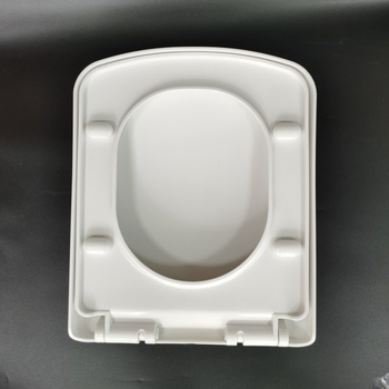 Kétgombos WC-ülőke lágy-záródással, vastag PP lemezből, négyzet alakú, furatok közötti távolság 11–17 cm