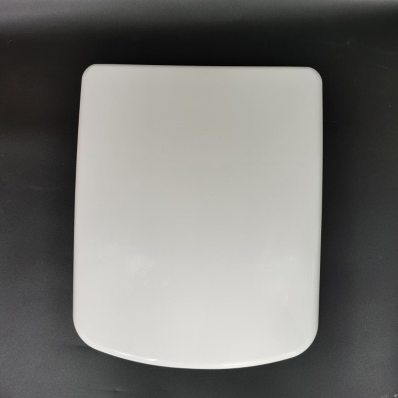 Kétgombos WC-ülőke lágy-záródással, vastag PP lemezből, négyzet alakú, furatok közötti távolság 11–17 cm