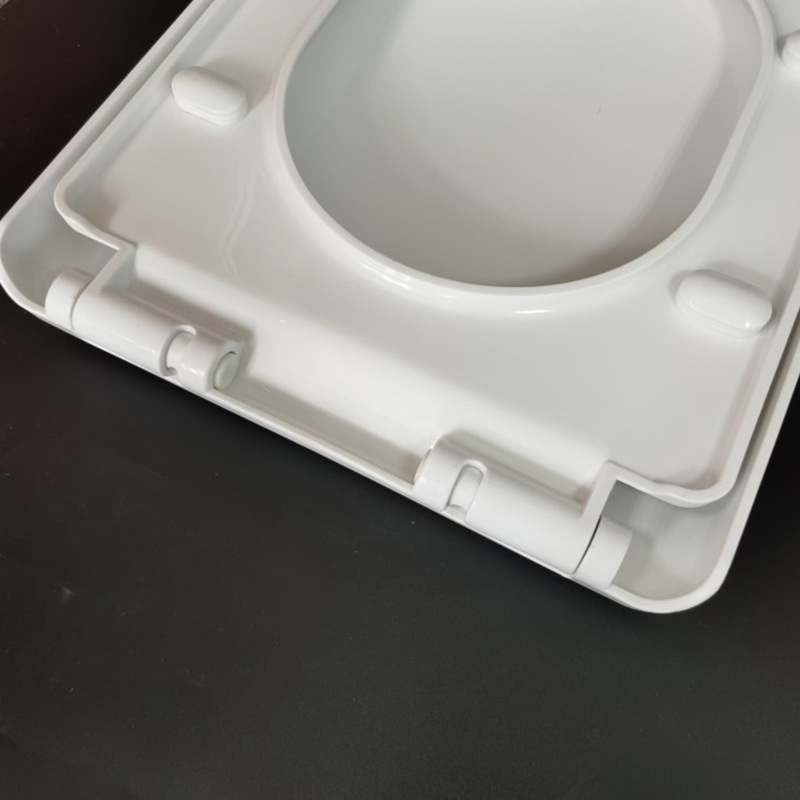 Kétgombos WC-ülőke lágy-záródással, vastag PP lemezből, négyzet alakú, furatok közötti távolság 11–17 cm