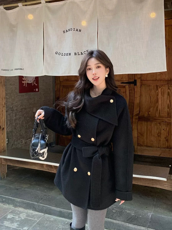 Női gyapjú kabát sálgallérral, laza szabás, középhosszú, kézzel varrt, két soros gombolás