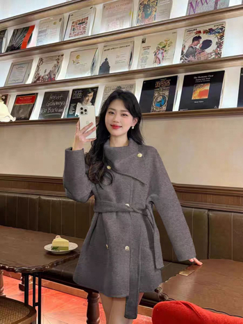 Női gyapjú kabát sálgallérral, laza szabás, középhosszú, kézzel varrt, két soros gombolás