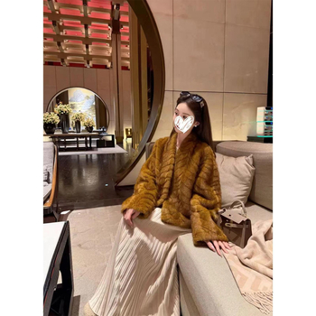 Jakna od poliestera, sadržaj 95%+ poliestera, ultra kratka duljina, halter ovratnik, gust materijal, zima 2025