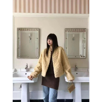 Jakna od poliestera, sadržaj 95%+ poliestera, ultra kratka duljina, halter ovratnik, gust materijal, zima 2025