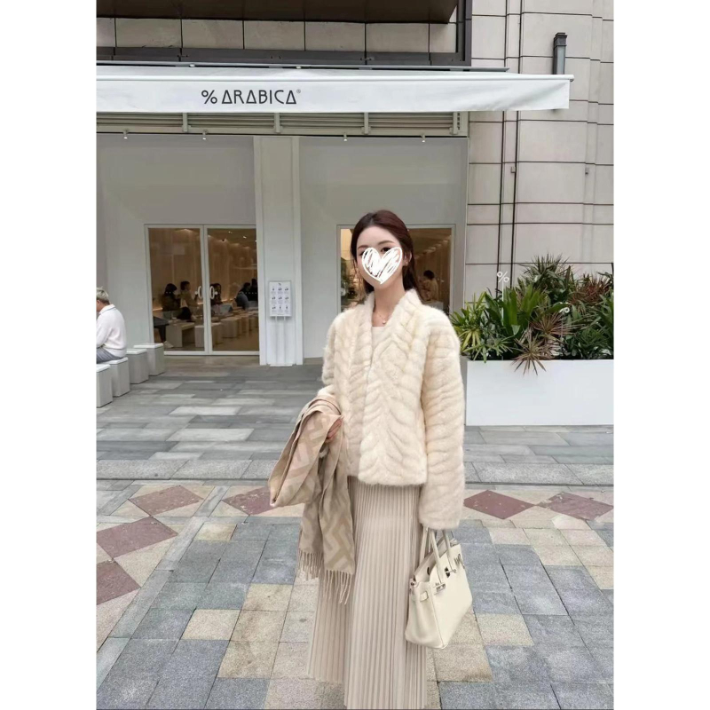 Jakna od poliestera, sadržaj 95%+ poliestera, ultra kratka duljina, halter ovratnik, gust materijal, zima 2025