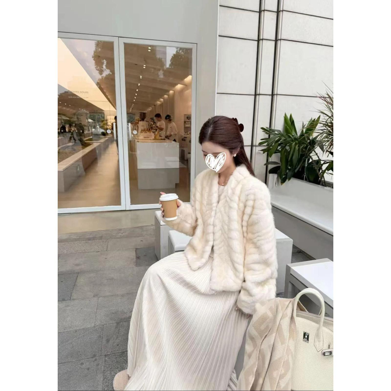 Jakna od poliestera, sadržaj 95%+ poliestera, ultra kratka duljina, halter ovratnik, gust materijal, zima 2025