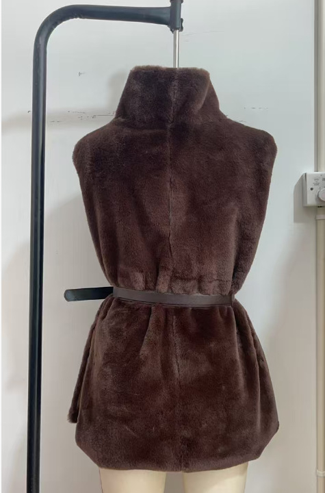 Vesta od umjetnog krzna bez rukava, Half-Turtleneck ovratnik, normalna duljina 50–65 cm, poliester materijal, stil zvijezde, jesen 2024