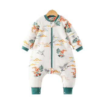 Babák és gyerekek számára készült hálózsák szétválasztott lábakkal, levehető ujjak, keresztcsontnál kapcsokkal, külső és bélés 95% pamut, töltet szintetikus rost