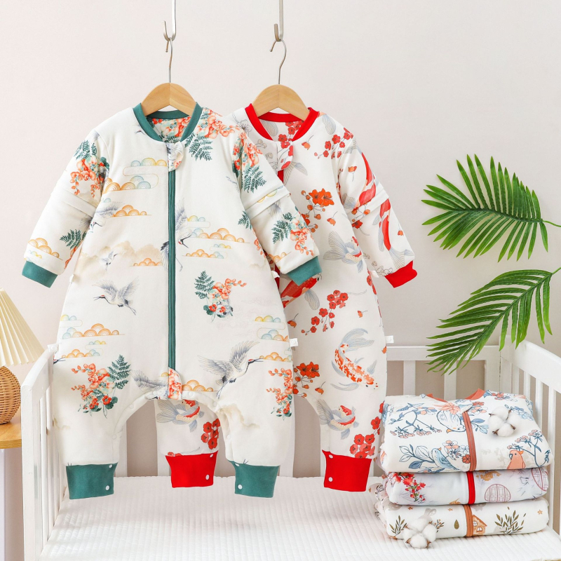 Babák és gyerekek számára készült hálózsák szétválasztott lábakkal, levehető ujjak, keresztcsontnál kapcsokkal, külső és bélés 95% pamut, töltet szintetikus rost