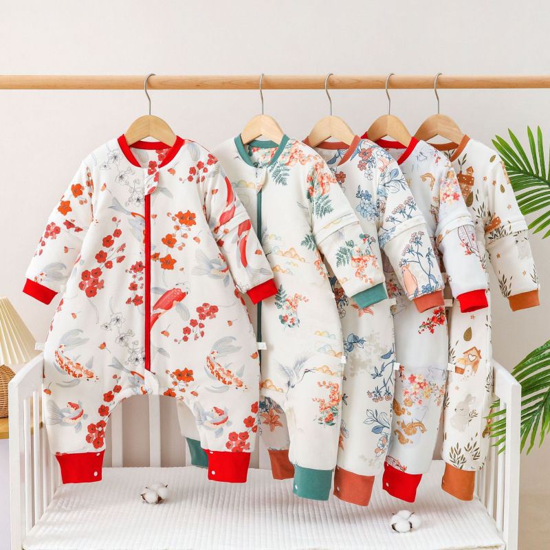 Babák és gyerekek számára készült hálózsák szétválasztott lábakkal, levehető ujjak, keresztcsontnál kapcsokkal, külső és bélés 95% pamut, töltet szintetikus rost