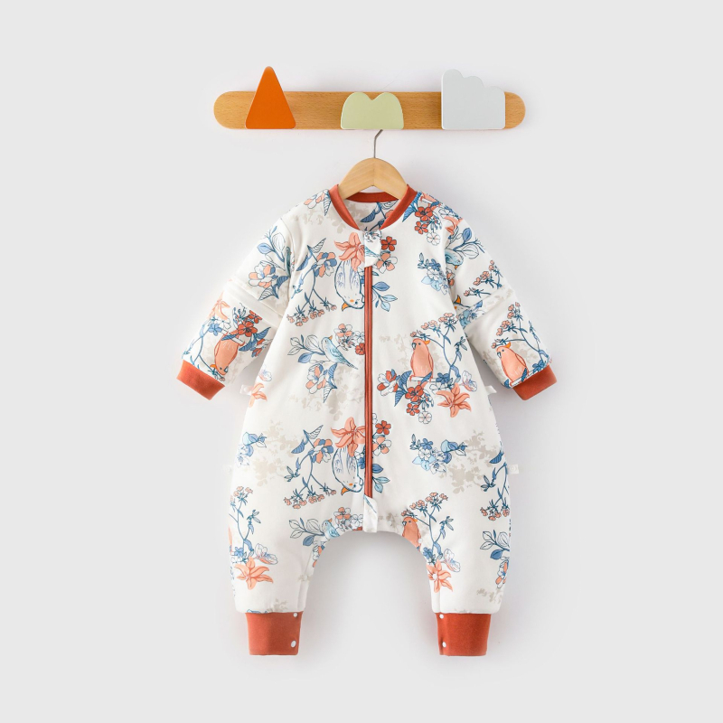 Babák és gyerekek számára készült hálózsák szétválasztott lábakkal, levehető ujjak, keresztcsontnál kapcsokkal, külső és bélés 95% pamut, töltet szintetikus rost