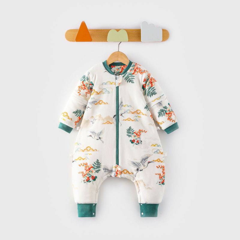 Babák és gyerekek számára készült hálózsák szétválasztott lábakkal, levehető ujjak, keresztcsontnál kapcsokkal, külső és bélés 95% pamut, töltet szintetikus rost