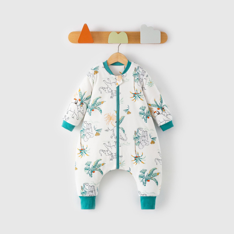 Babák és gyerekek számára készült hálózsák szétválasztott lábakkal, levehető ujjak, keresztcsontnál kapcsokkal, külső és bélés 95% pamut, töltet szintetikus rost