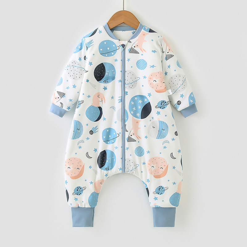 Babák és gyerekek számára készült hálózsák szétválasztott lábakkal, levehető ujjak, keresztcsontnál kapcsokkal, külső és bélés 95% pamut, töltet szintetikus rost