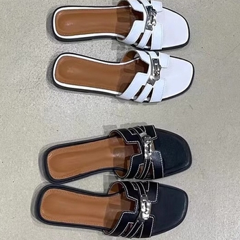 Egypántos nyitott lábujjú szandál, kis csattal; első osztályú bőr felső rész; gumitalp; lapos sarok; egységes minta