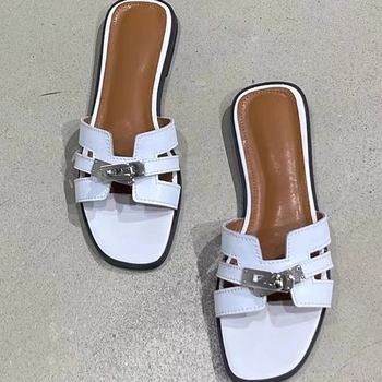 Egypántos nyitott lábujjú szandál, kis csattal; első osztályú bőr felső rész; gumitalp; lapos sarok; egységes minta