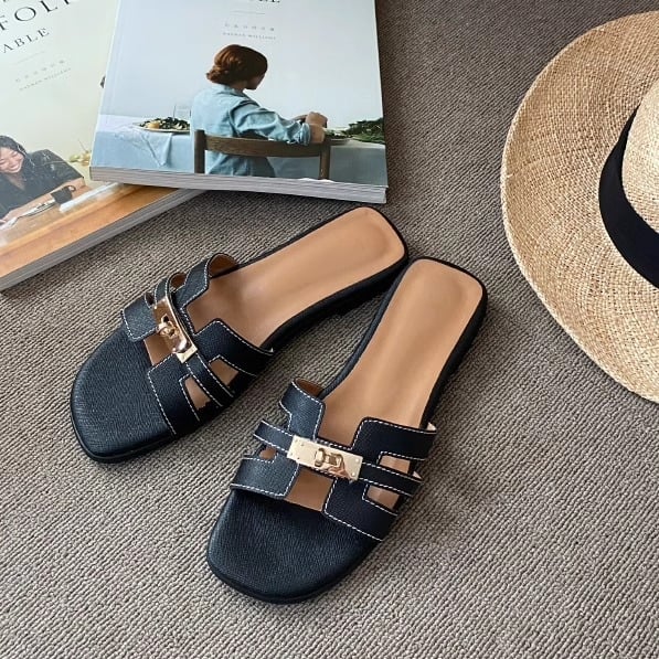 Egypántos nyitott lábujjú szandál, kis csattal; első osztályú bőr felső rész; gumitalp; lapos sarok; egységes minta